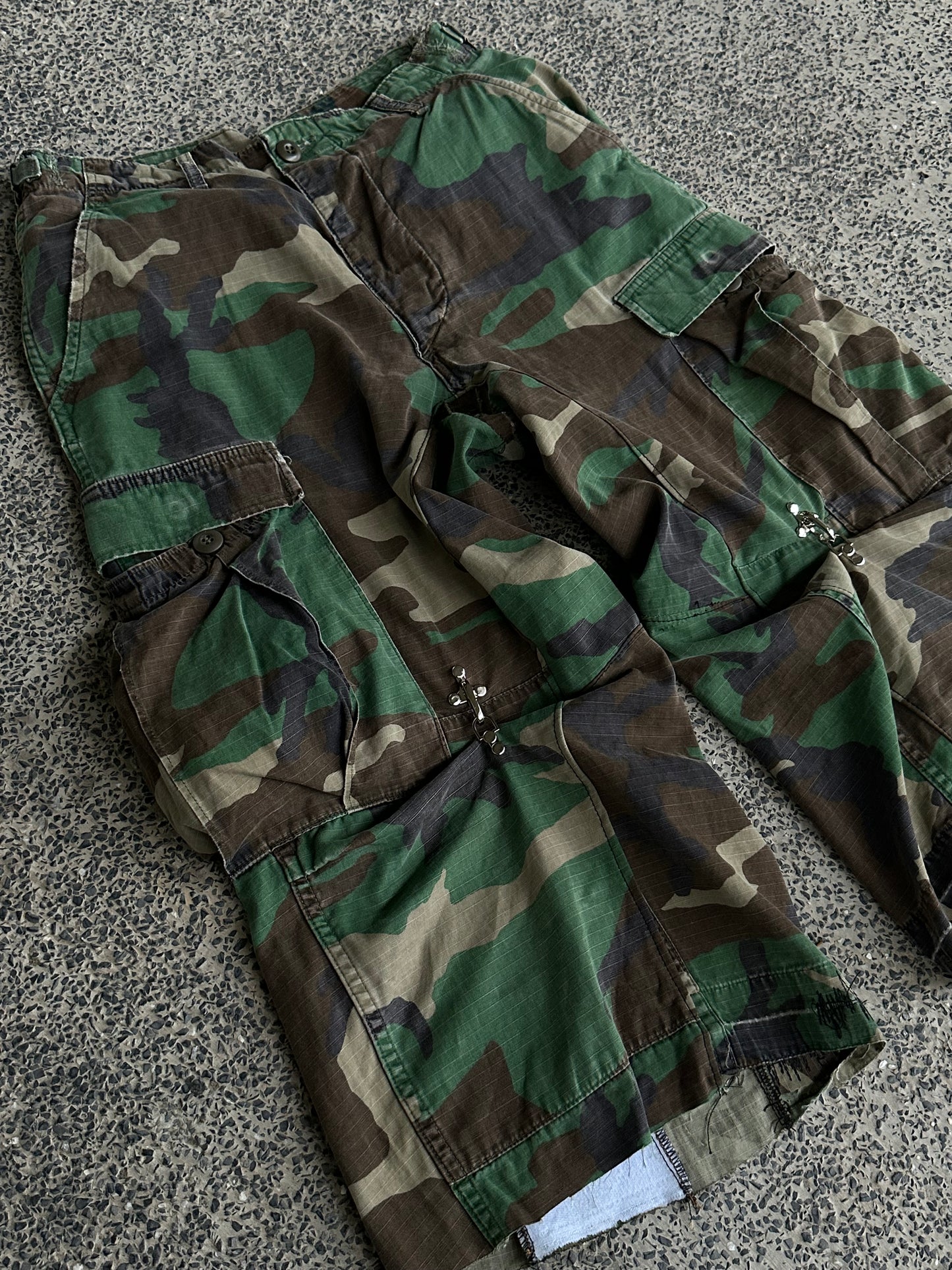 Fireman clips camo jorts